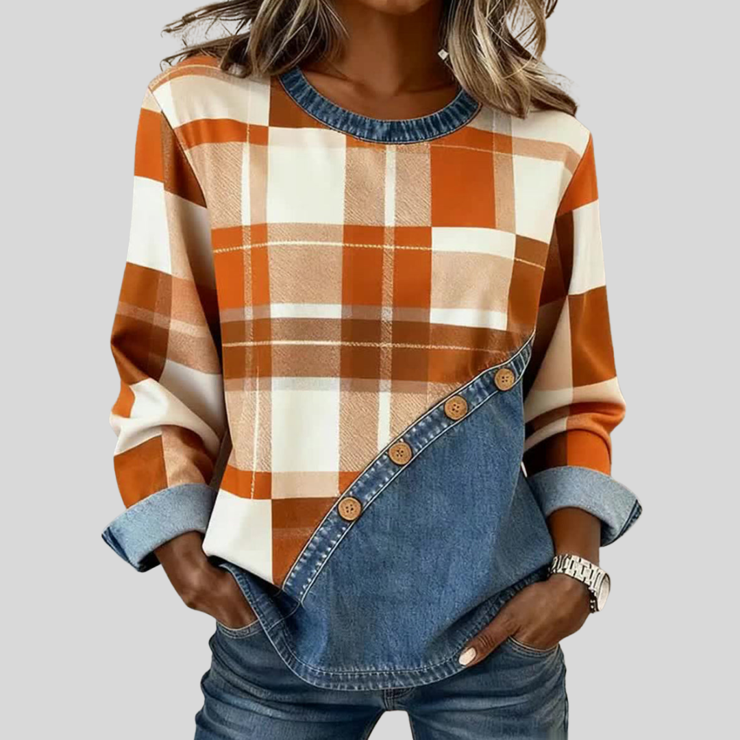Bluza damska patchwork w kratę z jeansowym panelem, noszona do jeansów