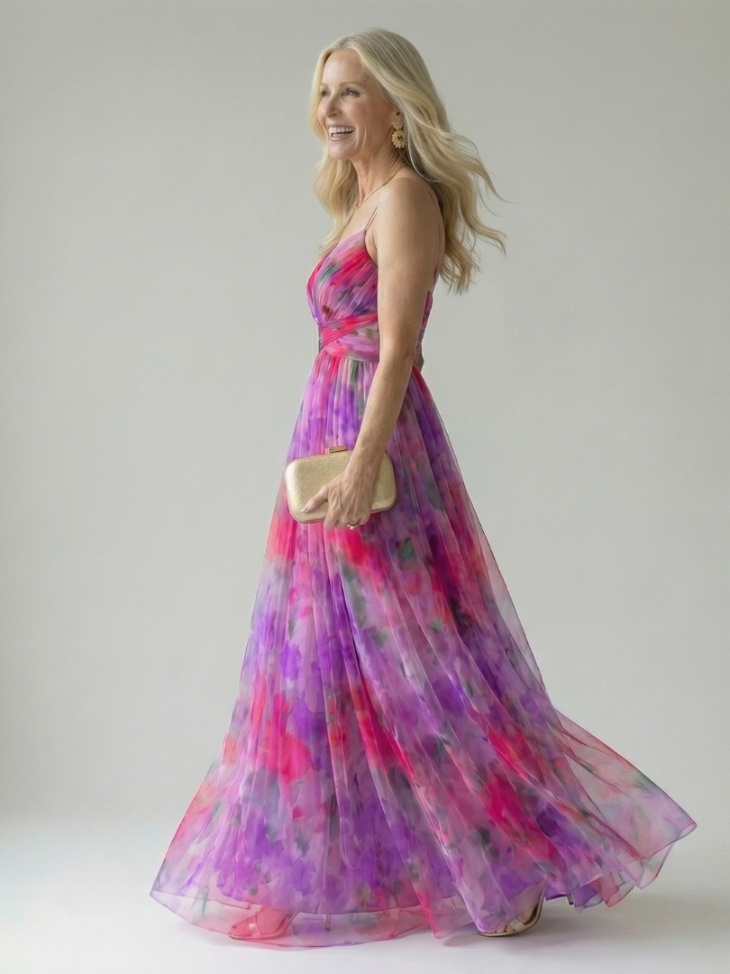 Fuksjowa sukienka maxi w ruchu