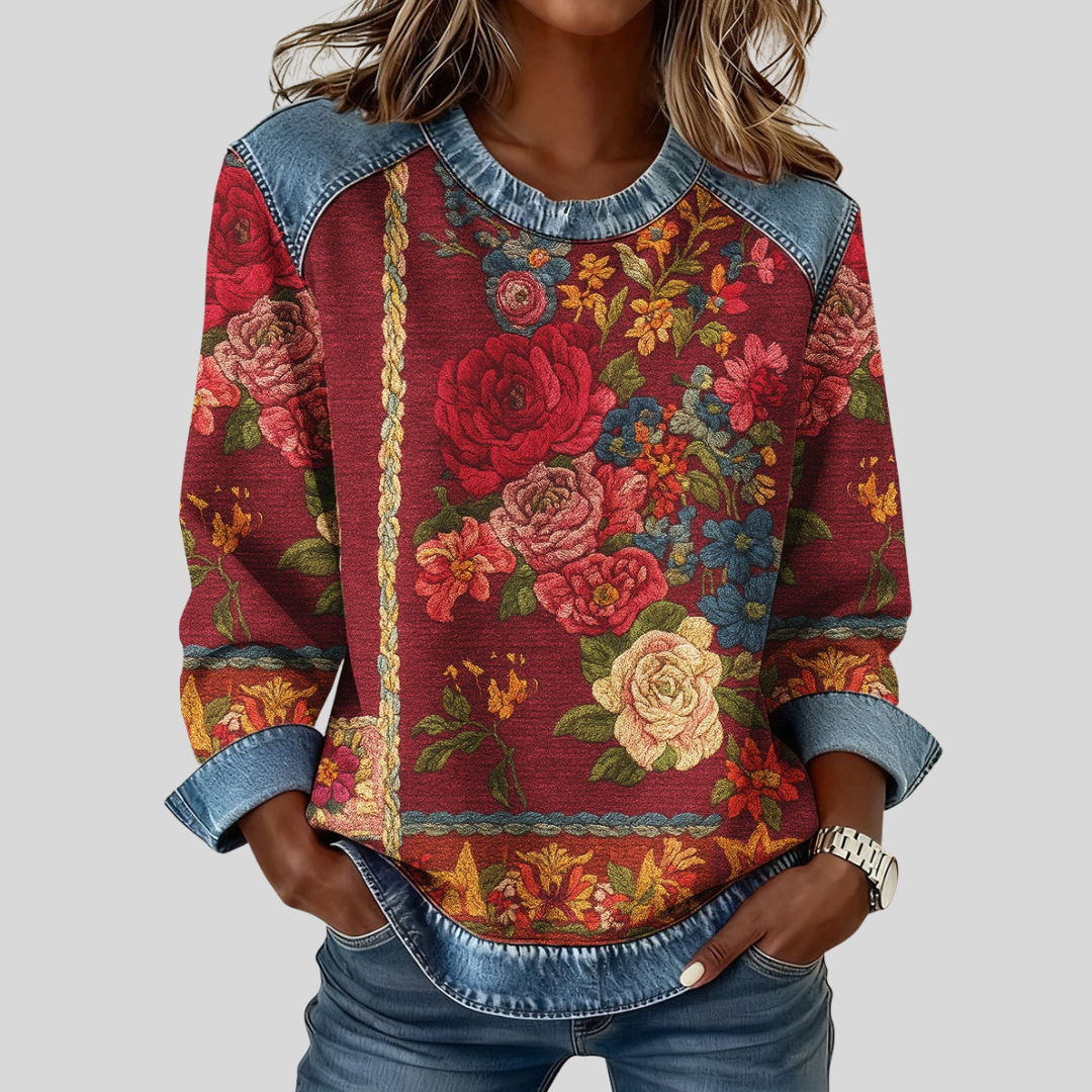 Bluza damska w róże z jeansowymi wstawkami, noszona do jeansów