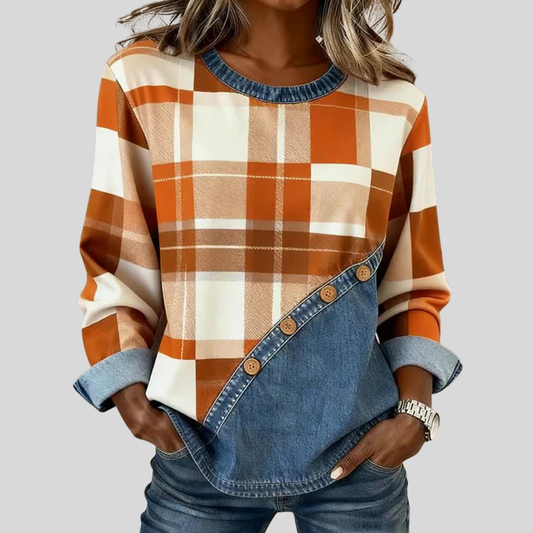 Bluza damska patchwork w kratę z jeansowym panelem, noszona do jeansów