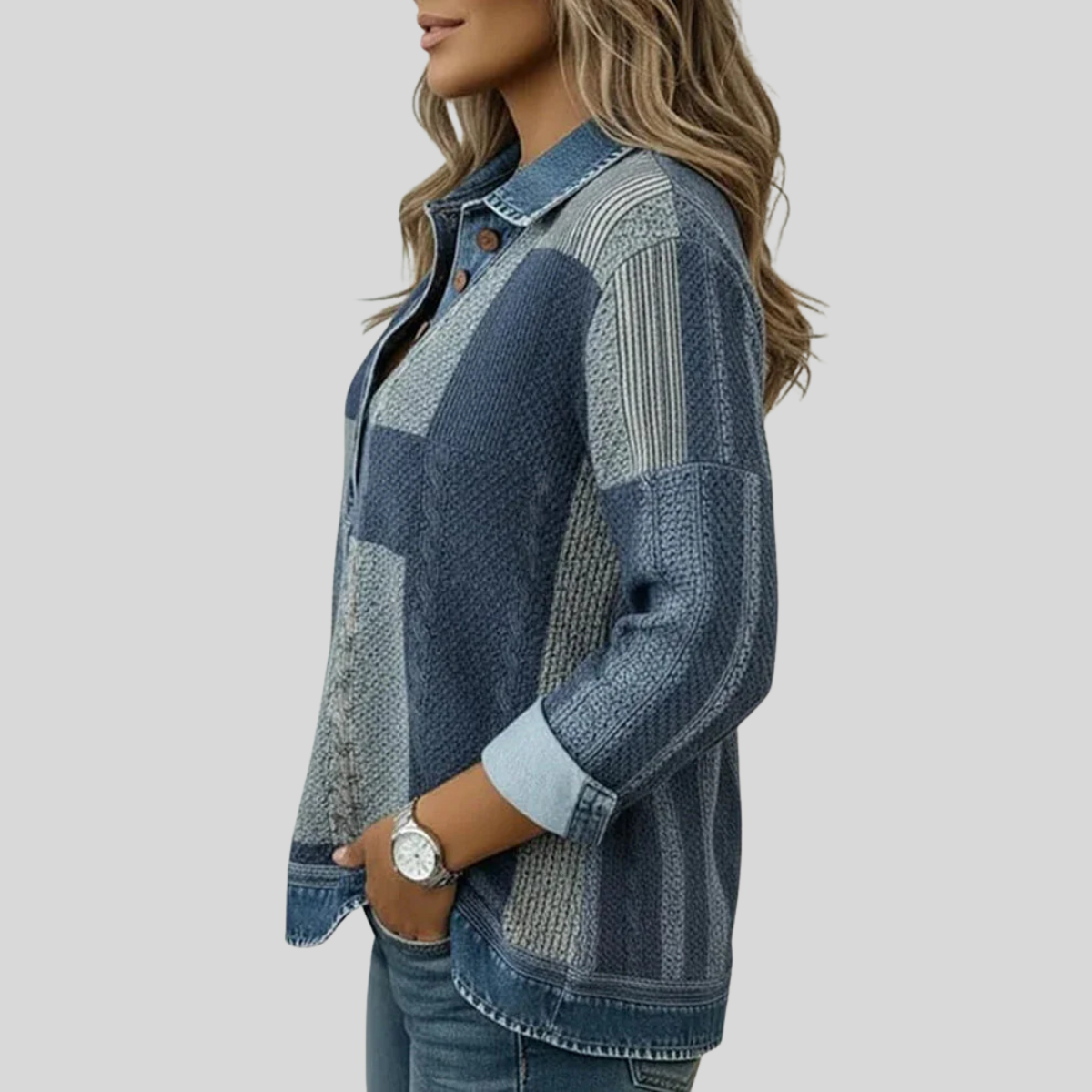Bok niebieskiego swetra patchwork