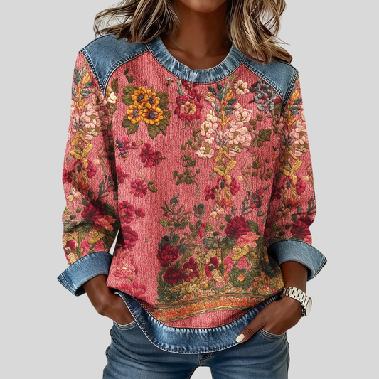 Bluza damska w kwiaty z jeansowymi wstawkami, noszona do jeansów