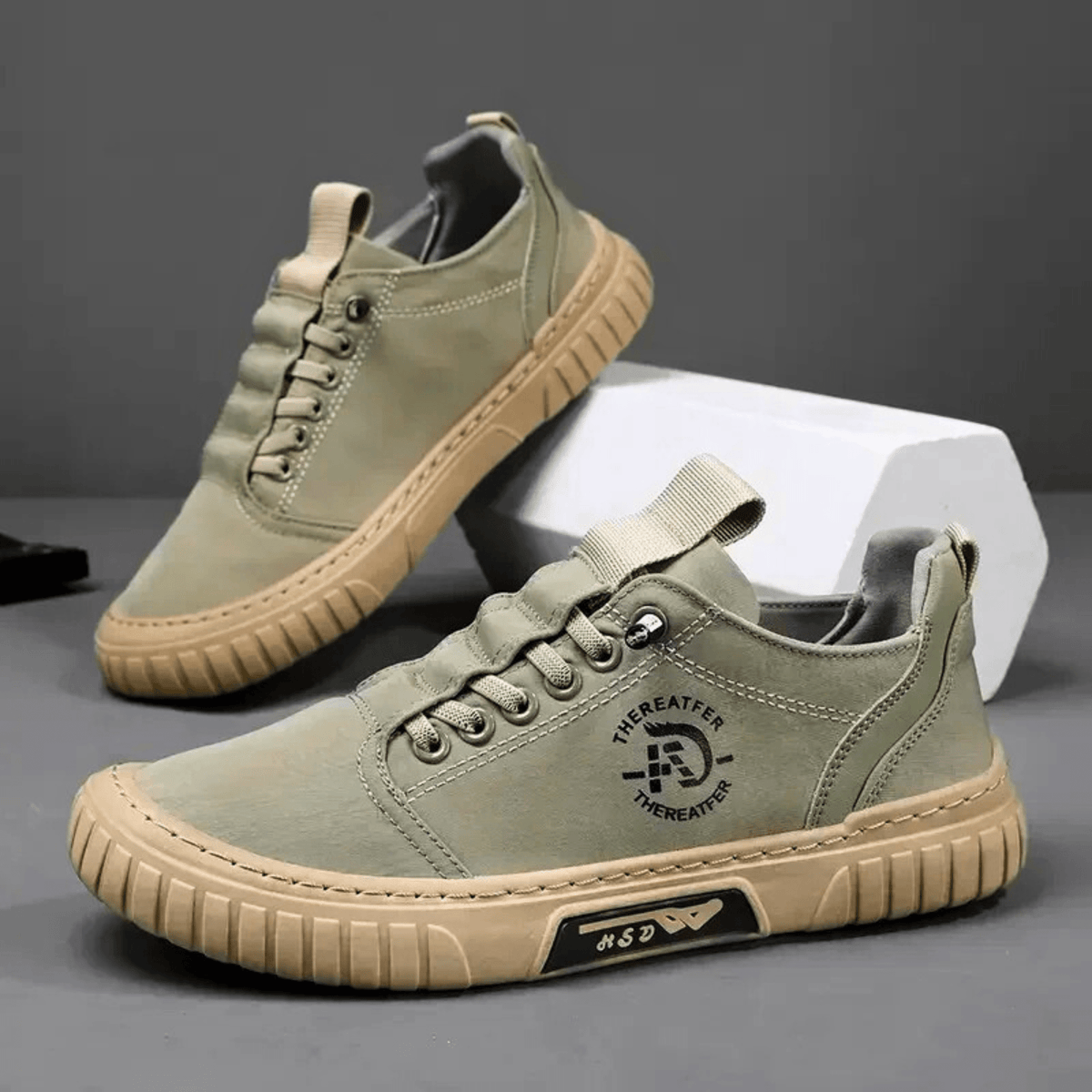 Oliwkowe sneakersy widziane z góry
