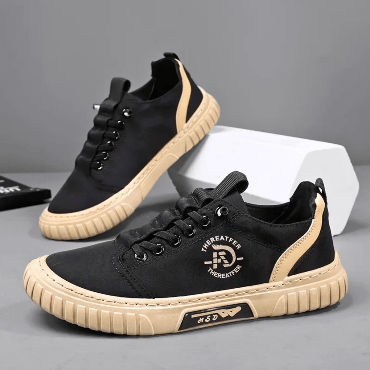 Czarne sneakersy na podeście z boku