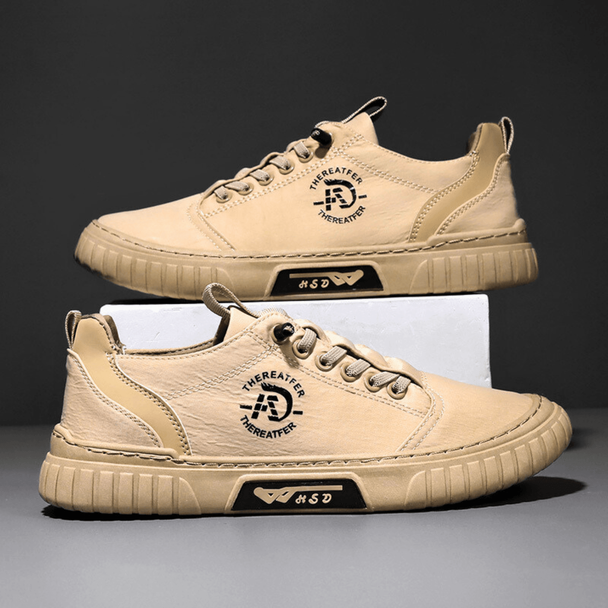 Para beżowych sneakersów na podeście