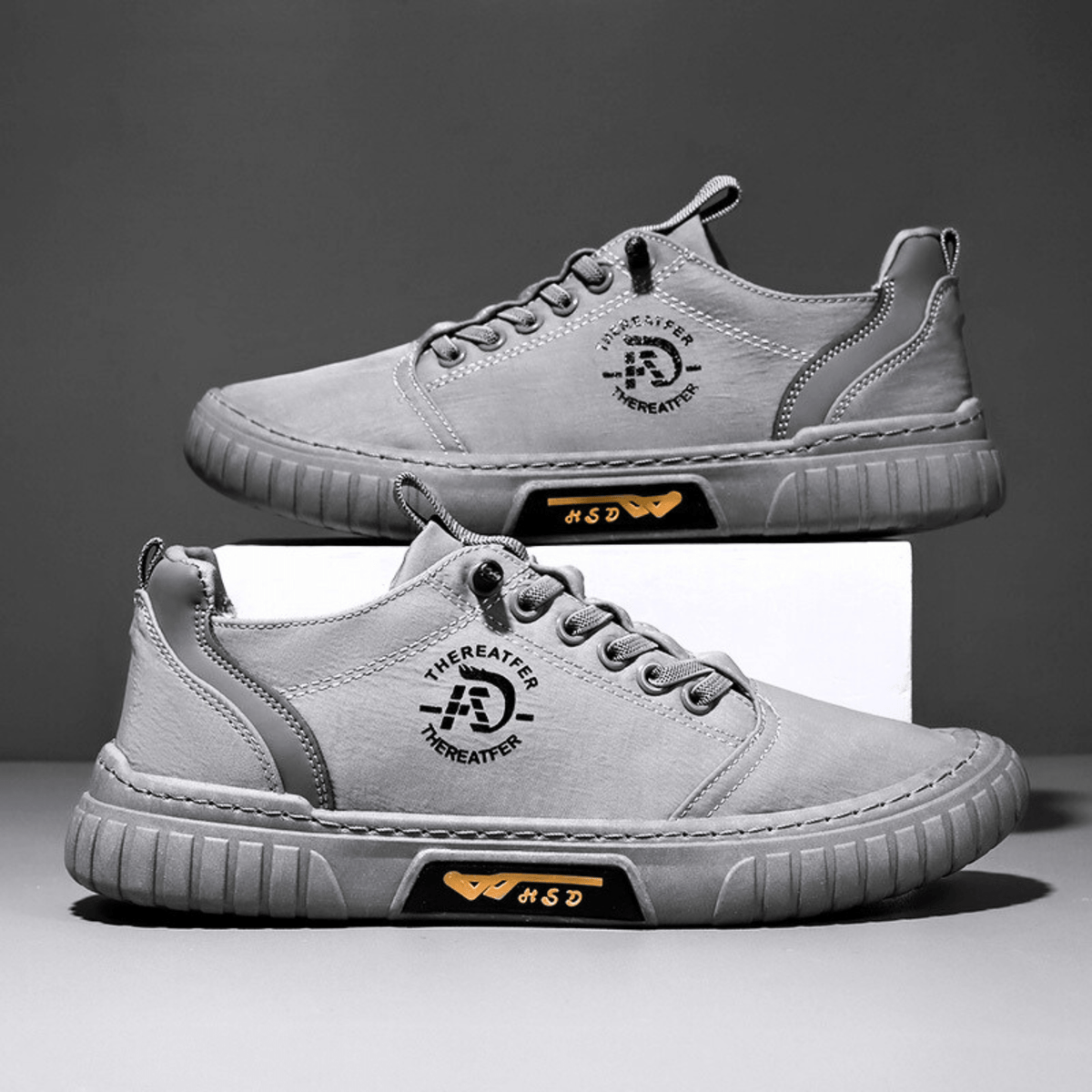 Para szarych sneakersów na podeście