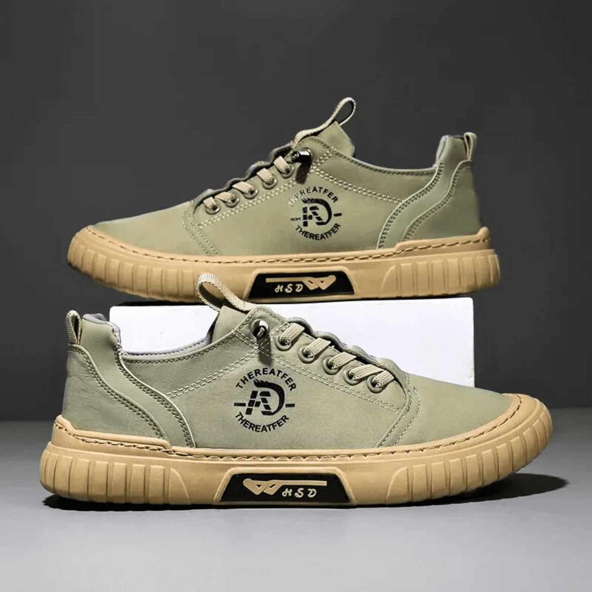 Para oliwkowych sneakersów z boku