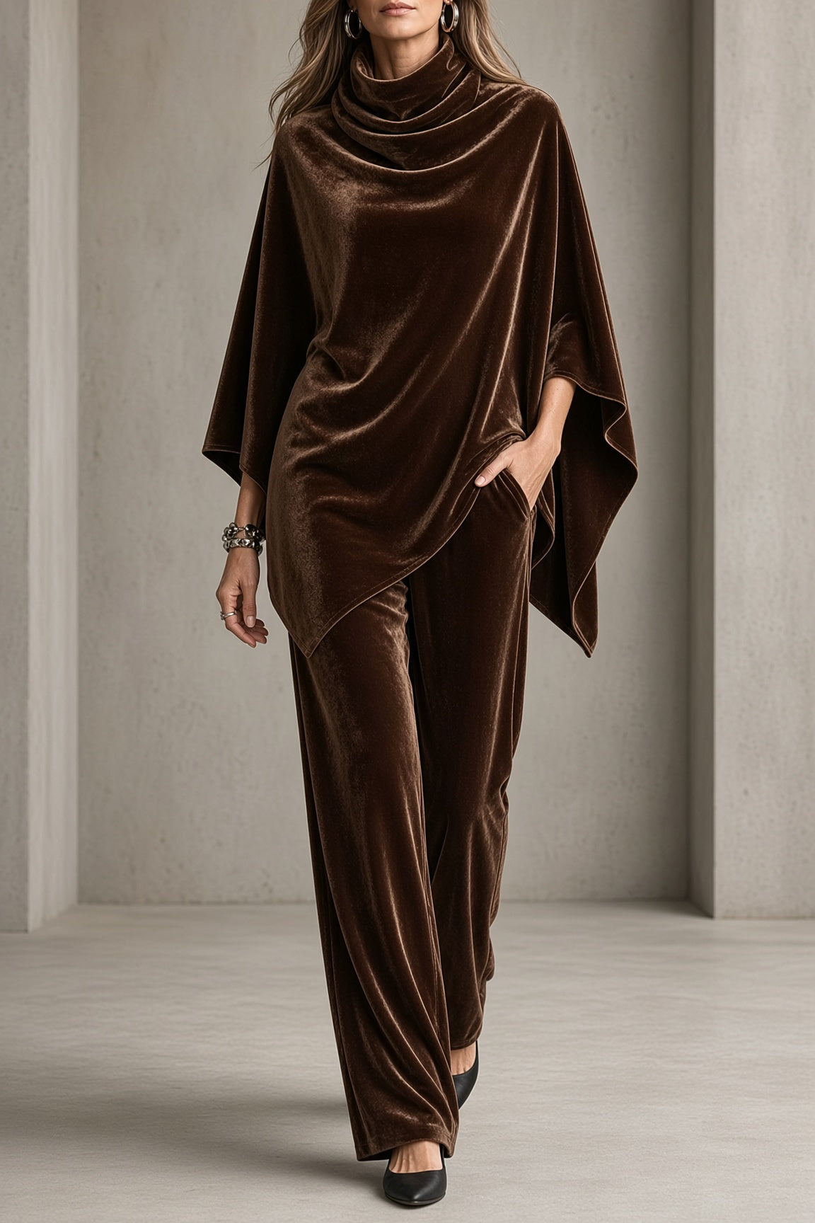 Komplet damski z ponczo w kolorze brązowym, noszony ze szpilkami