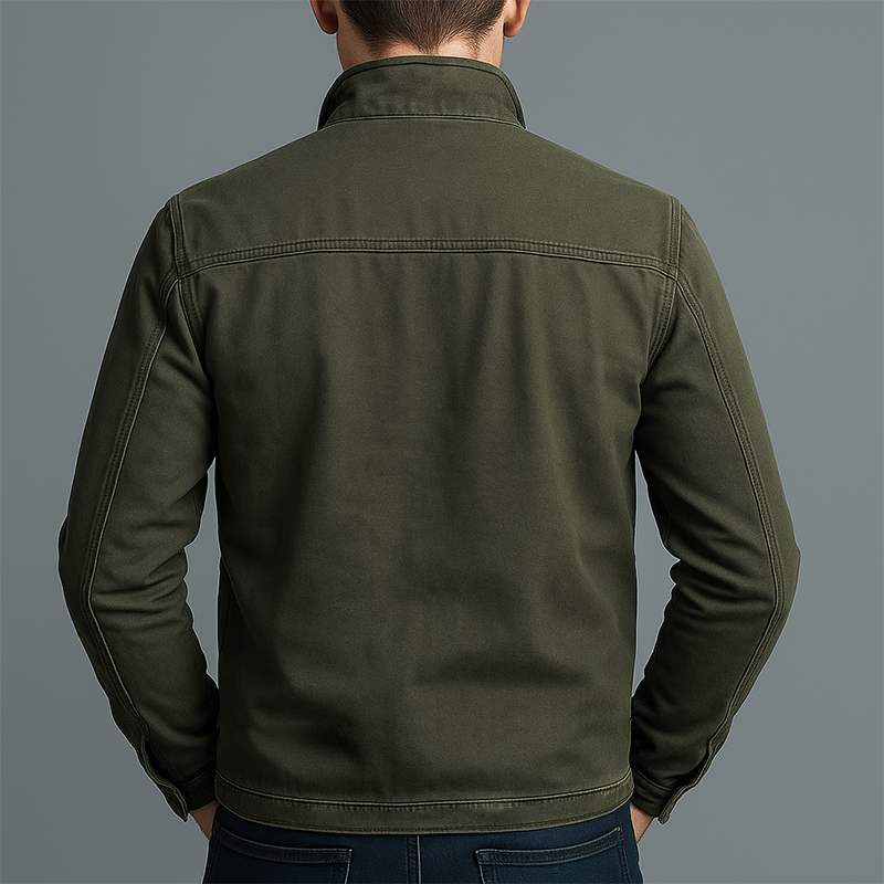 Tył oliwkowej kurtki w stylu militarnym