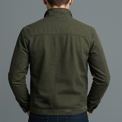 Tył oliwkowej kurtki w stylu militarnym